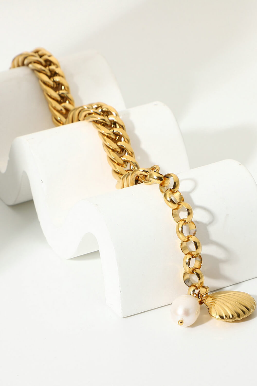 Coastal Elegance Gold Chain Bracelet with Sea Shell and Pearl