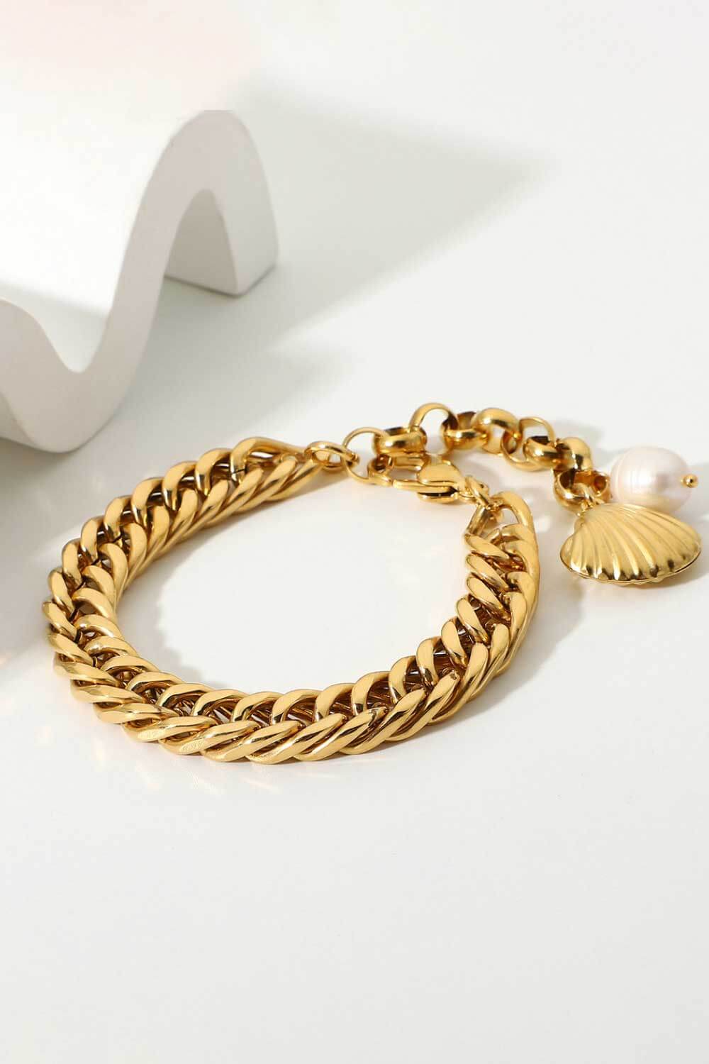 Coastal Elegance Gold Chain Bracelet with Sea Shell and Pearl