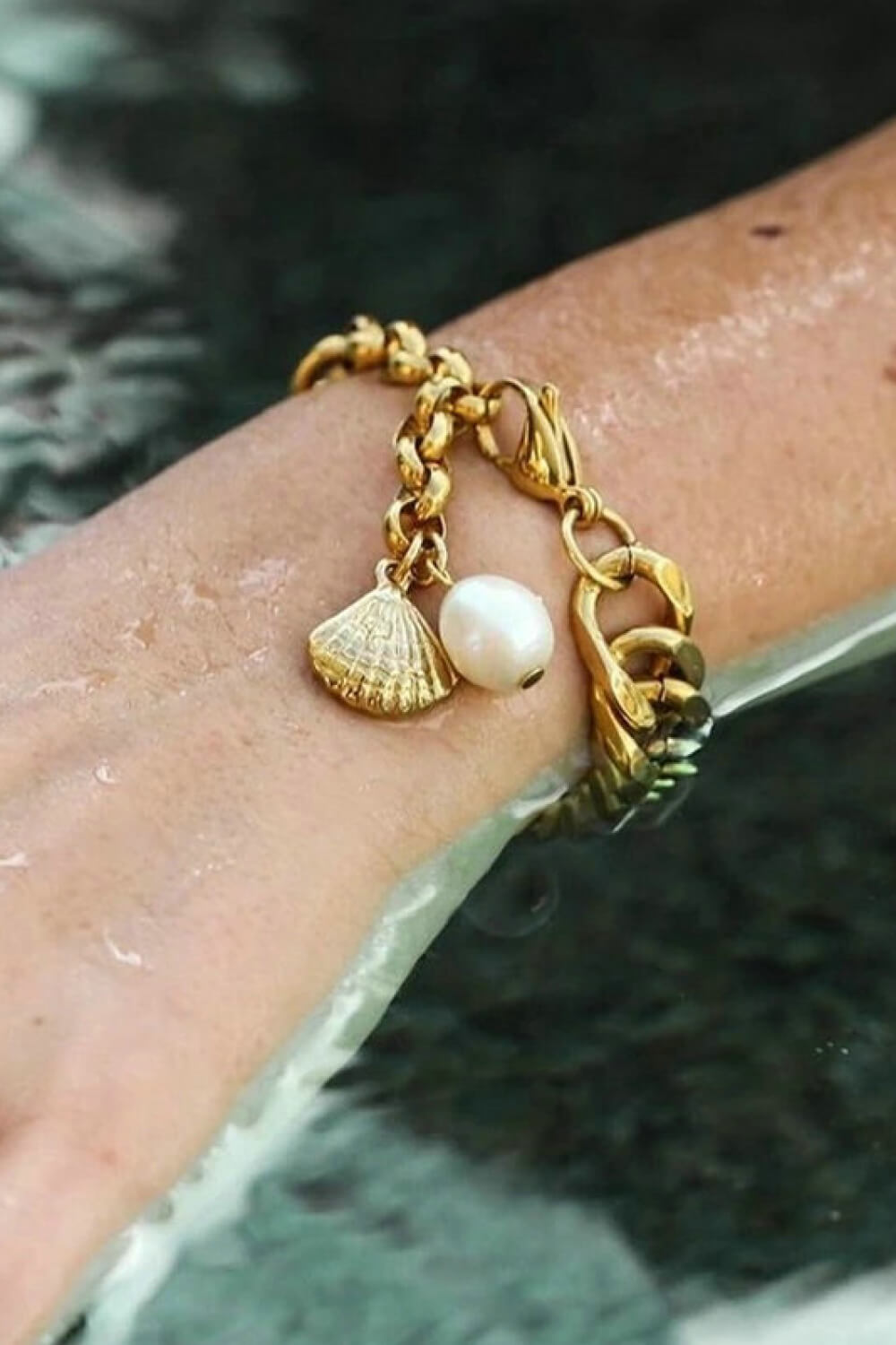 Coastal Elegance Gold Chain Bracelet with Sea Shell and Pearl