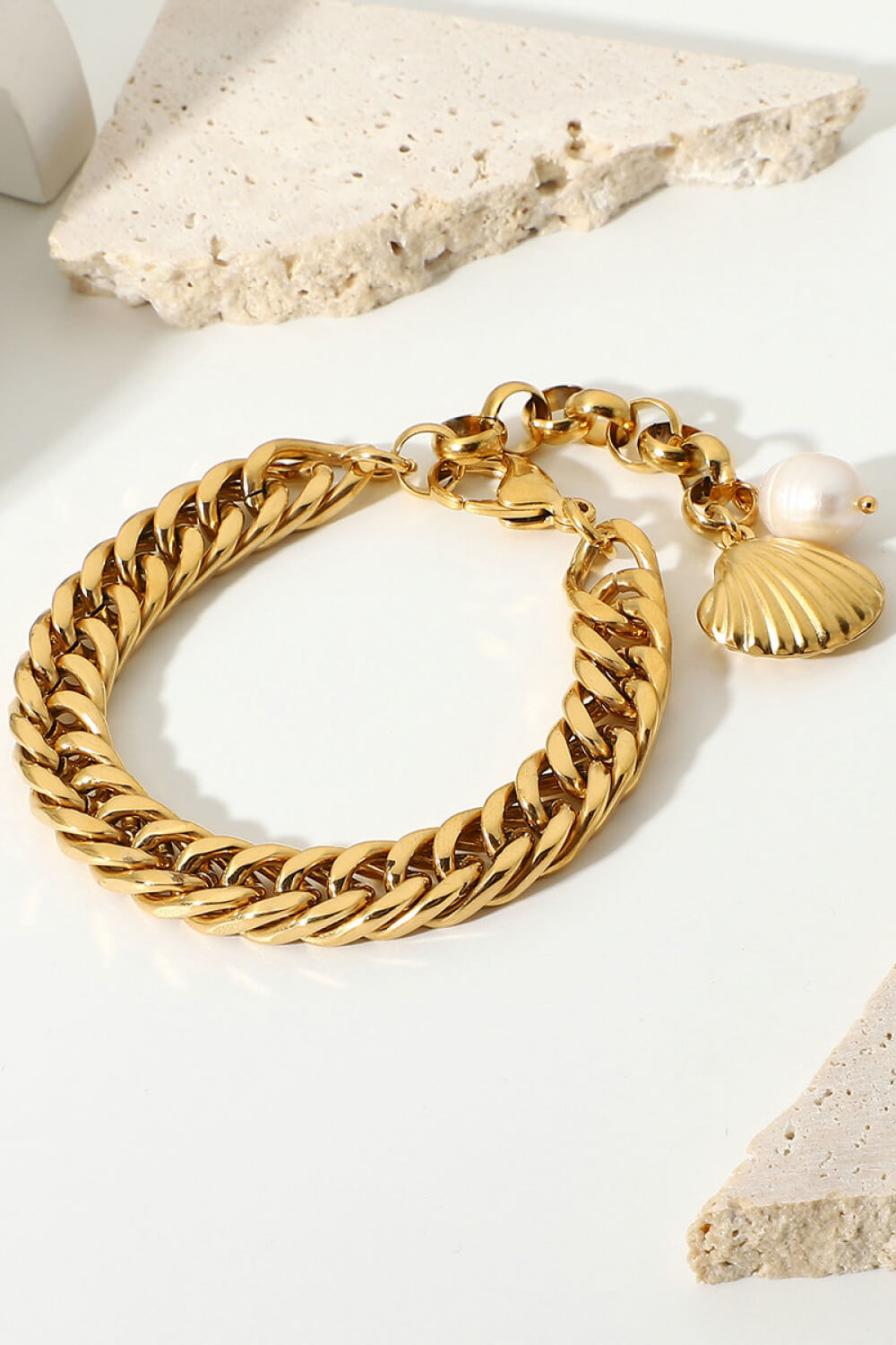 Coastal Elegance Gold Chain Bracelet with Sea Shell and Pearl